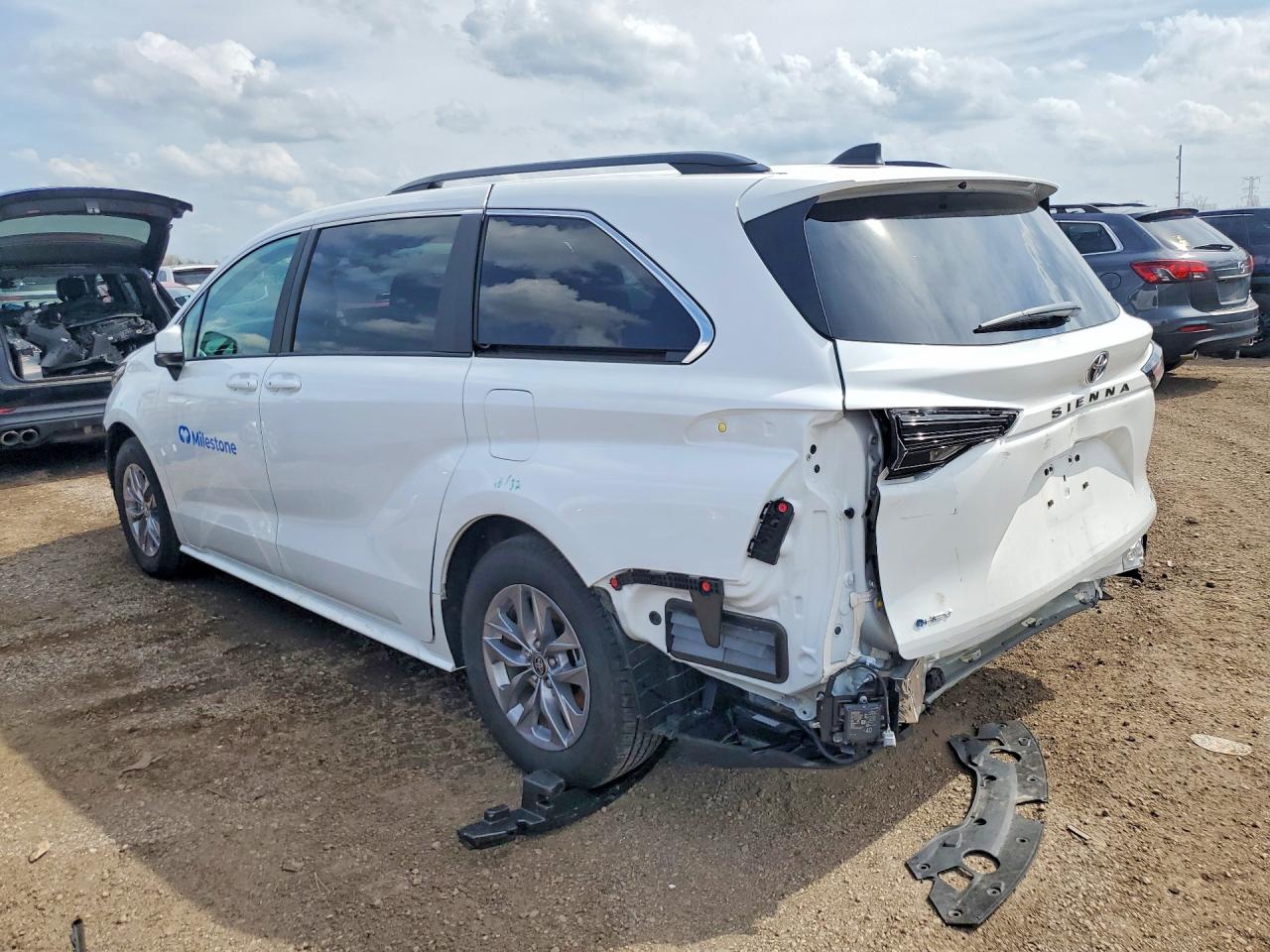 2025 TOYOTA SIENNA LE photo 4