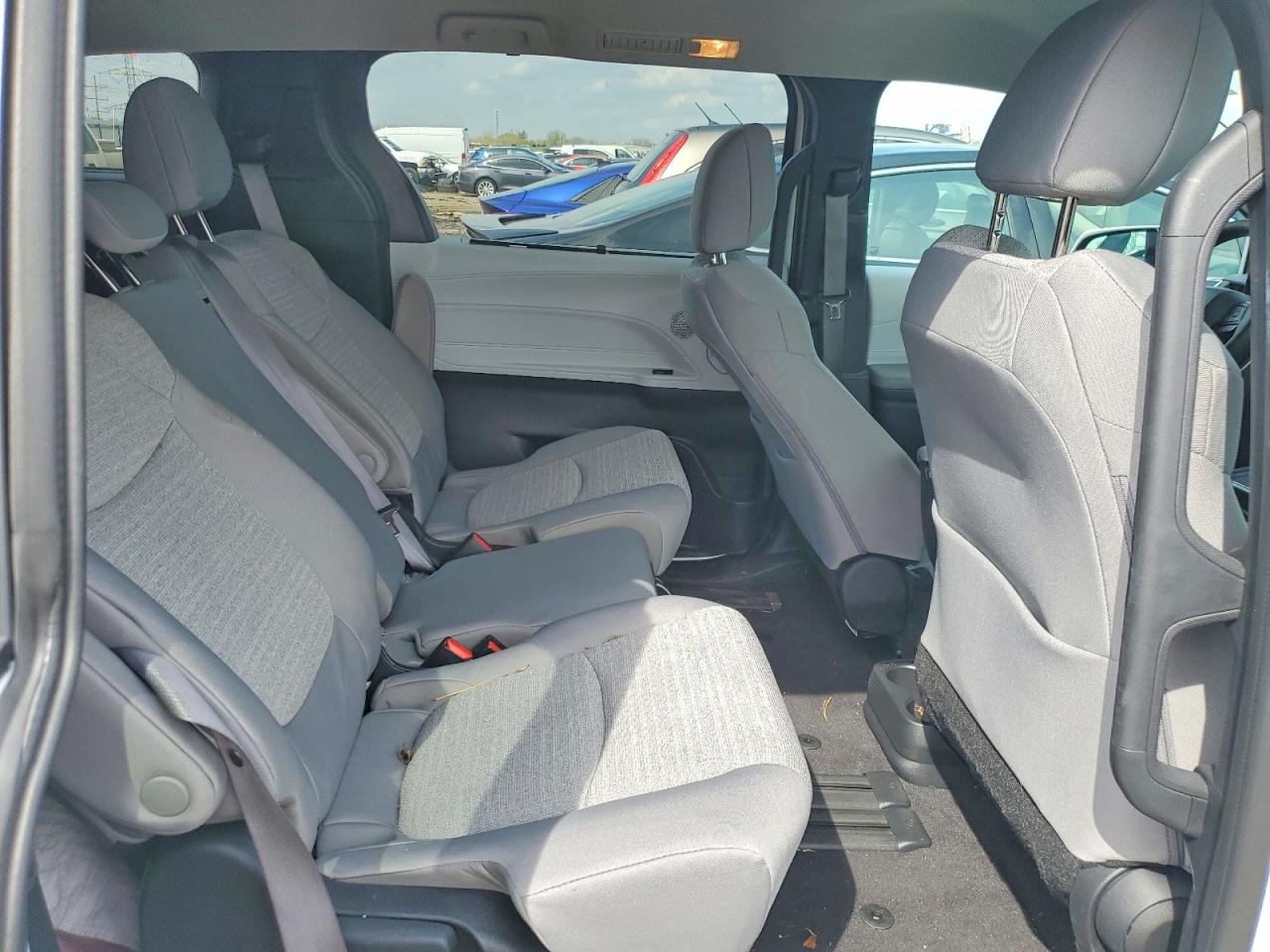 2025 TOYOTA SIENNA LE photo 28