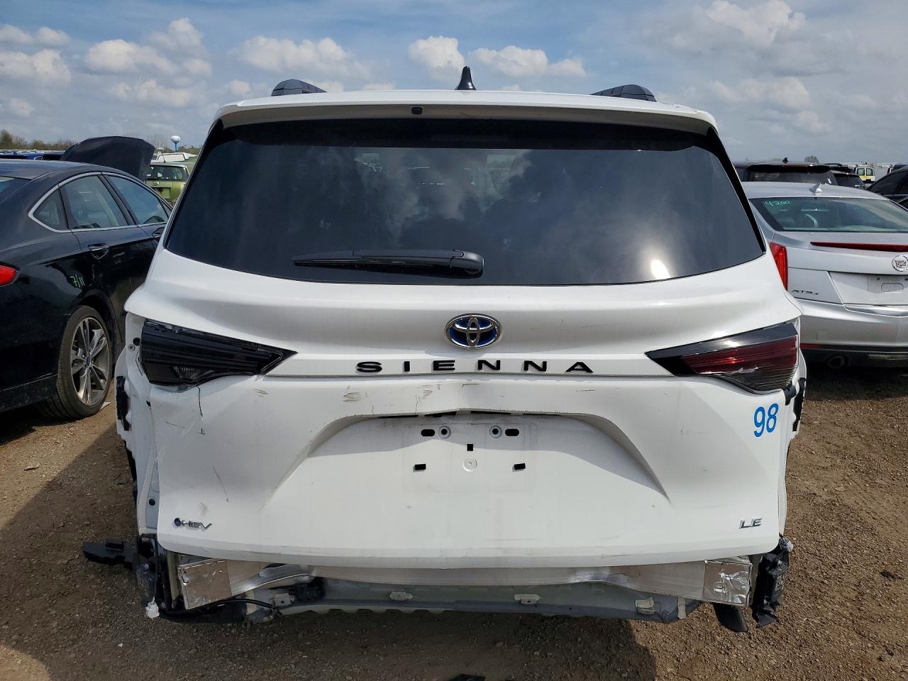 2025 TOYOTA SIENNA LE photo 16