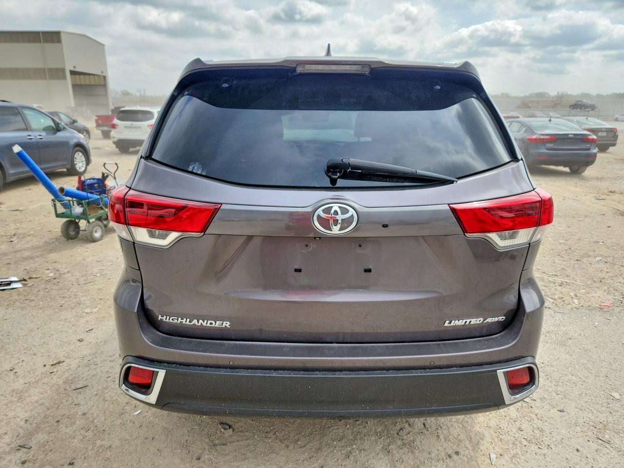 2019 TOYOTA HIGHLANDER LIMITED PLATINUM photo 16