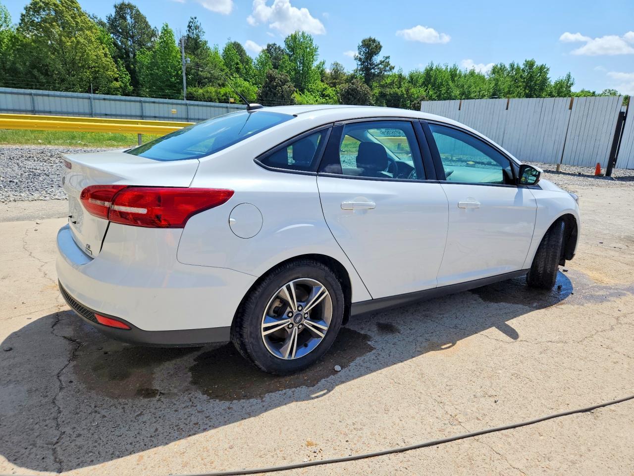 2018 FORD FOCUS SE photo 3