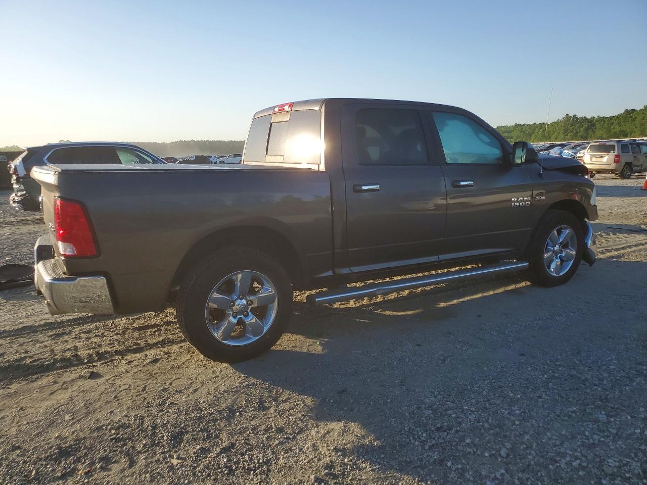 2018 RAM 1500 SLT photo 3