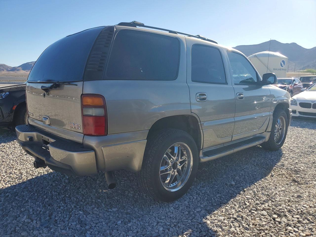 2003 GMC YUKON DENALI photo 3