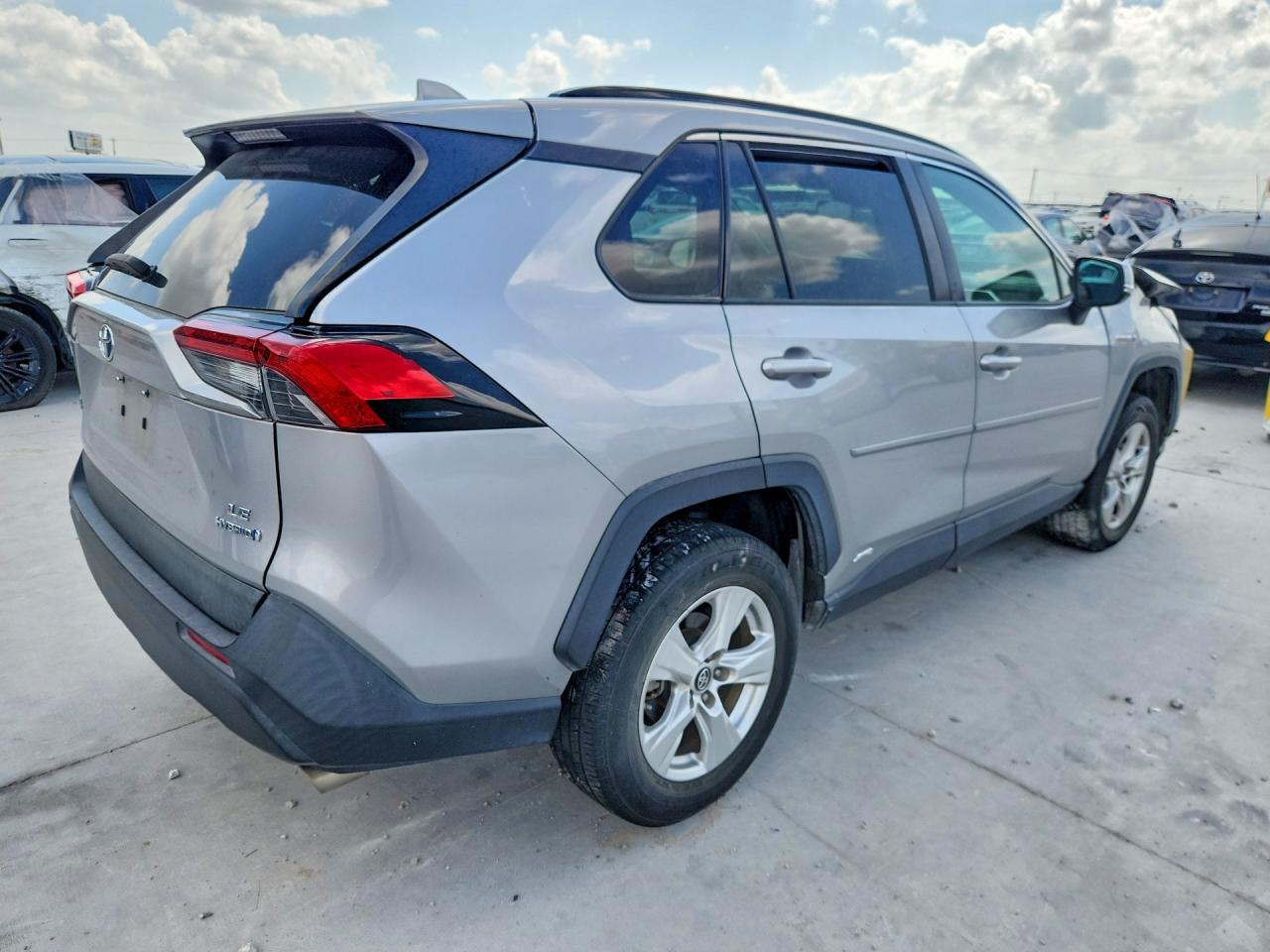 2019 TOYOTA RAV4 LE photo 5