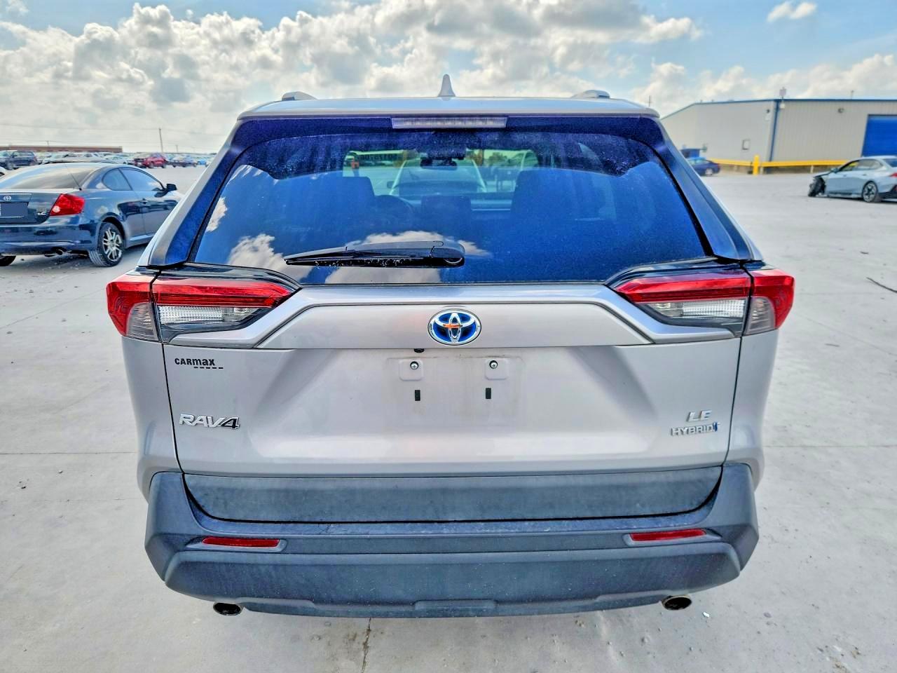 2019 TOYOTA RAV4 LE photo 11