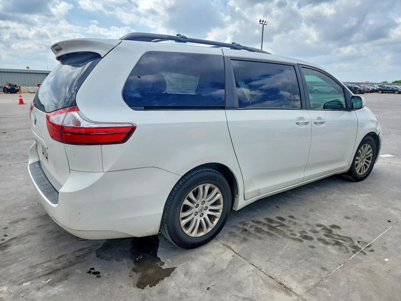 2015 TOYOTA SIENNA XLE 8-PASSENGER photo 7