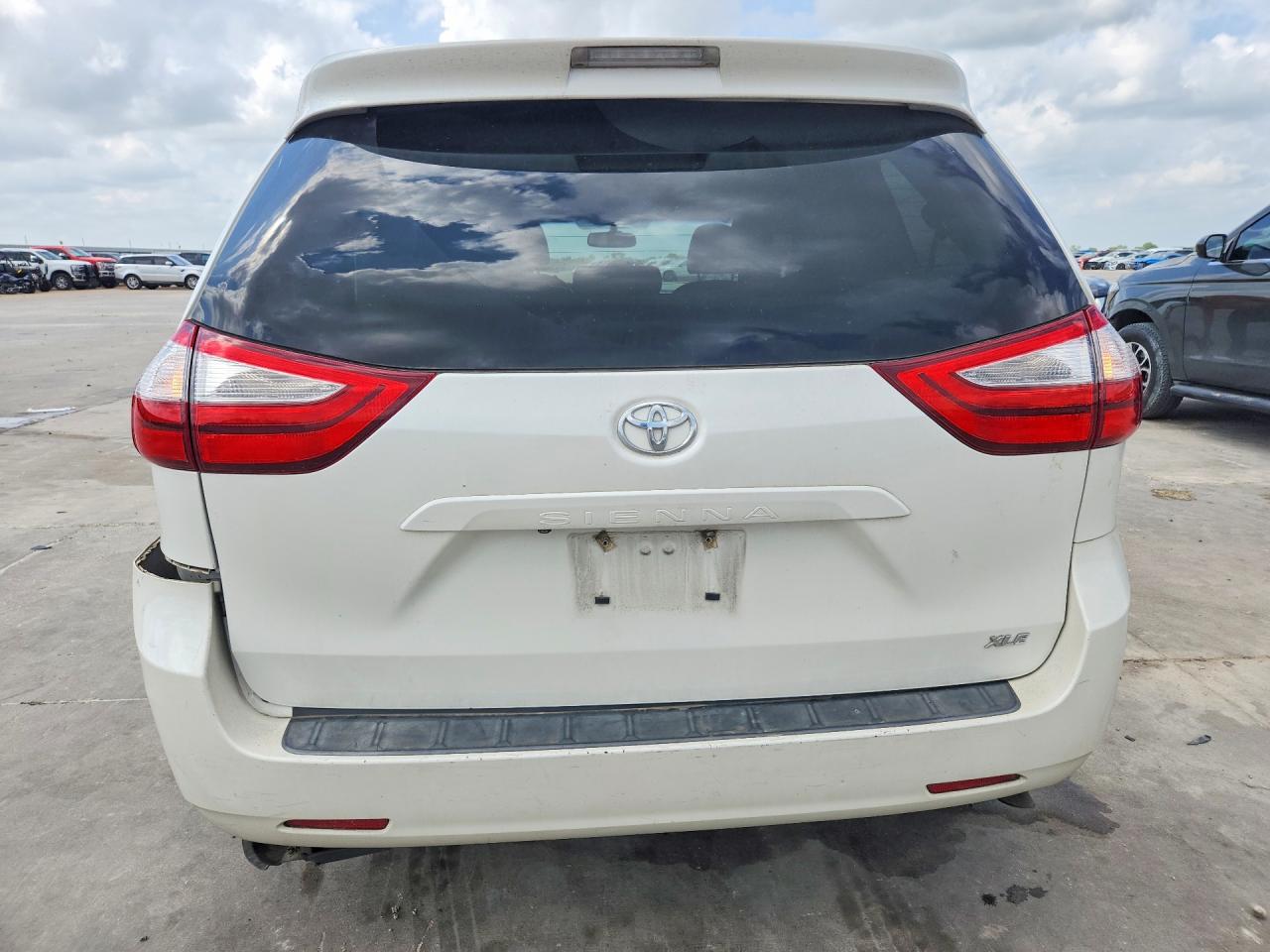 2015 TOYOTA SIENNA XLE 8-PASSENGER photo 16