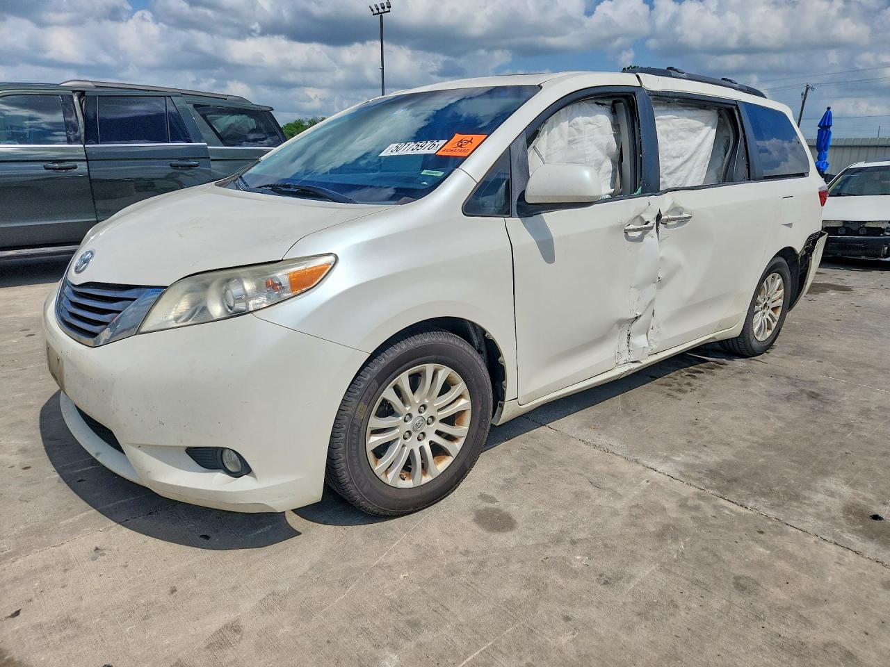 2015 TOYOTA SIENNA
