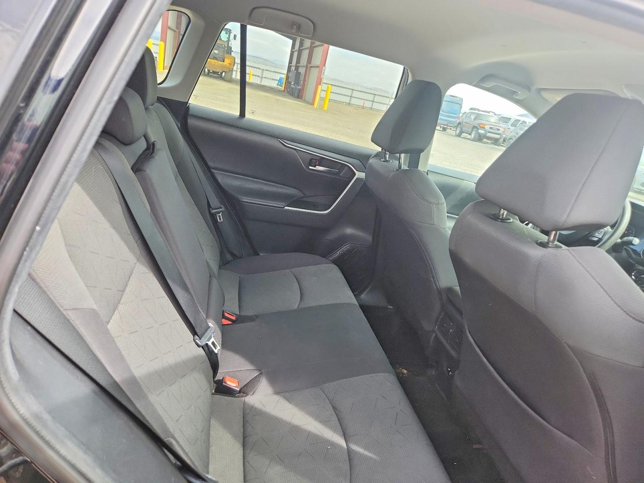 2021 TOYOTA RAV4 XLE photo 19