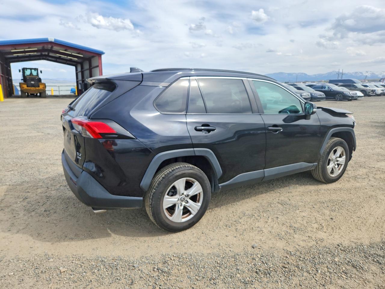 2021 TOYOTA RAV4 XLE photo 5