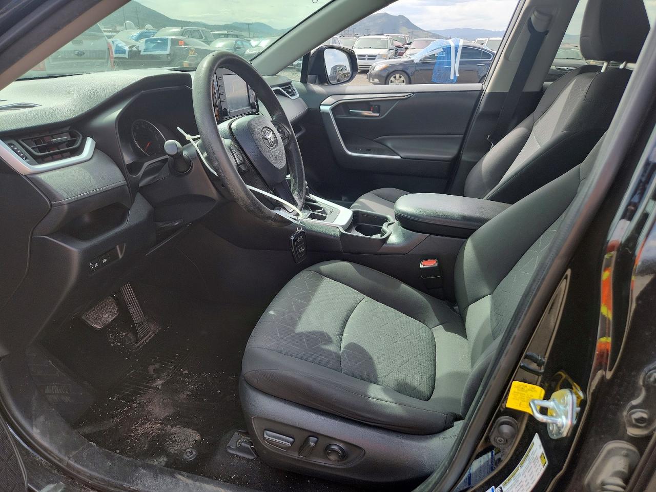 2021 TOYOTA RAV4 XLE photo 13