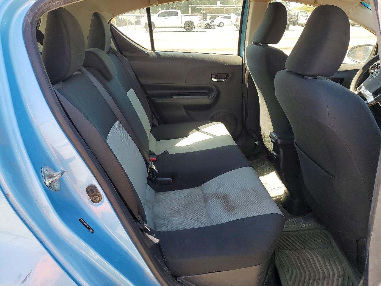 2015 TOYOTA PRIUS C TWO photo 19