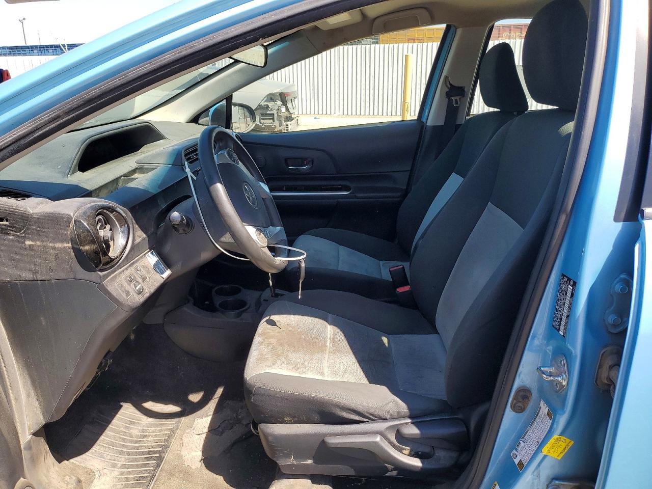 2015 TOYOTA PRIUS C TWO photo 13