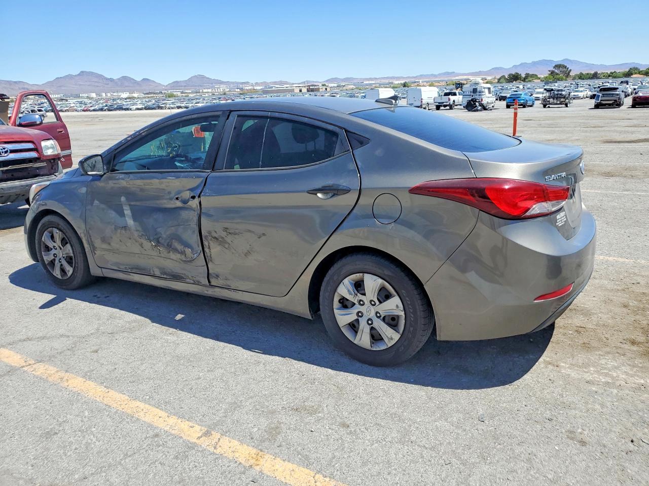 2016 HYUNDAI ELANTRA SE photo 3