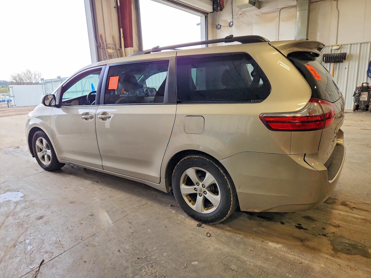 2016 TOYOTA SIENNA LE photo 4