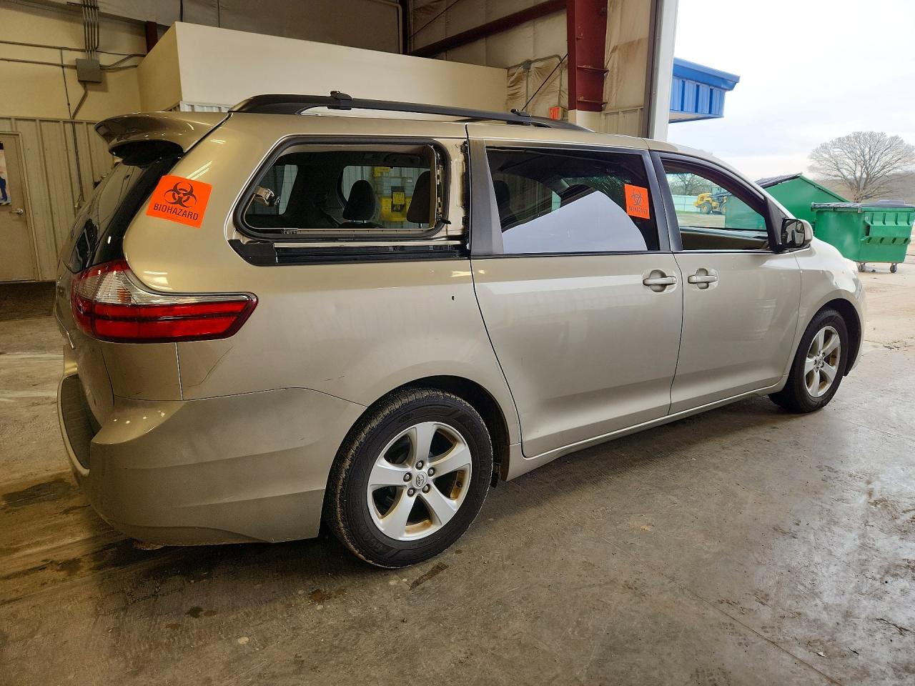 2016 TOYOTA SIENNA LE photo 7