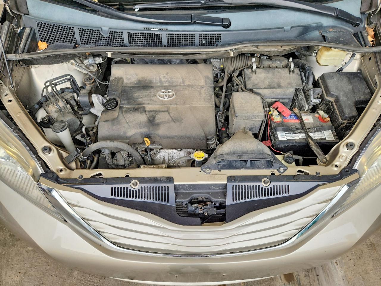 2016 TOYOTA SIENNA LE photo 34