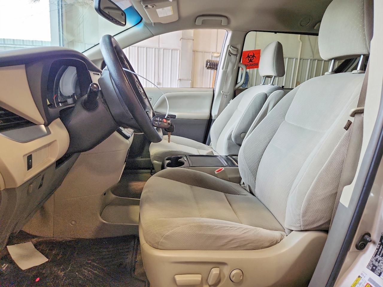 2016 TOYOTA SIENNA LE photo 19