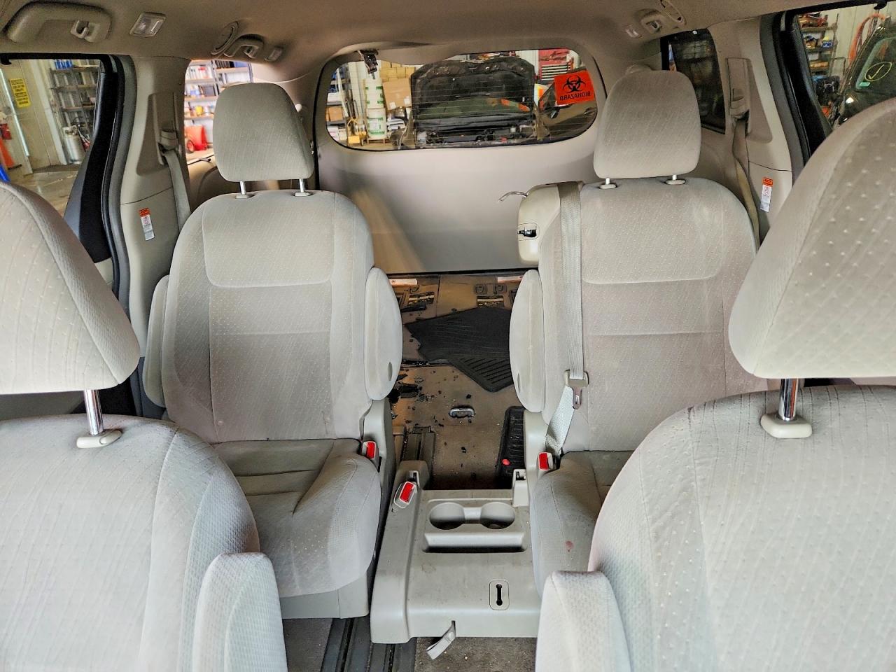 2016 TOYOTA SIENNA LE photo 28