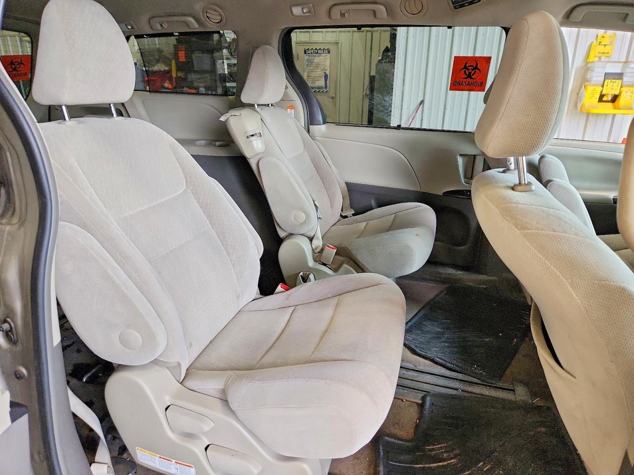 2016 TOYOTA SIENNA LE photo 31