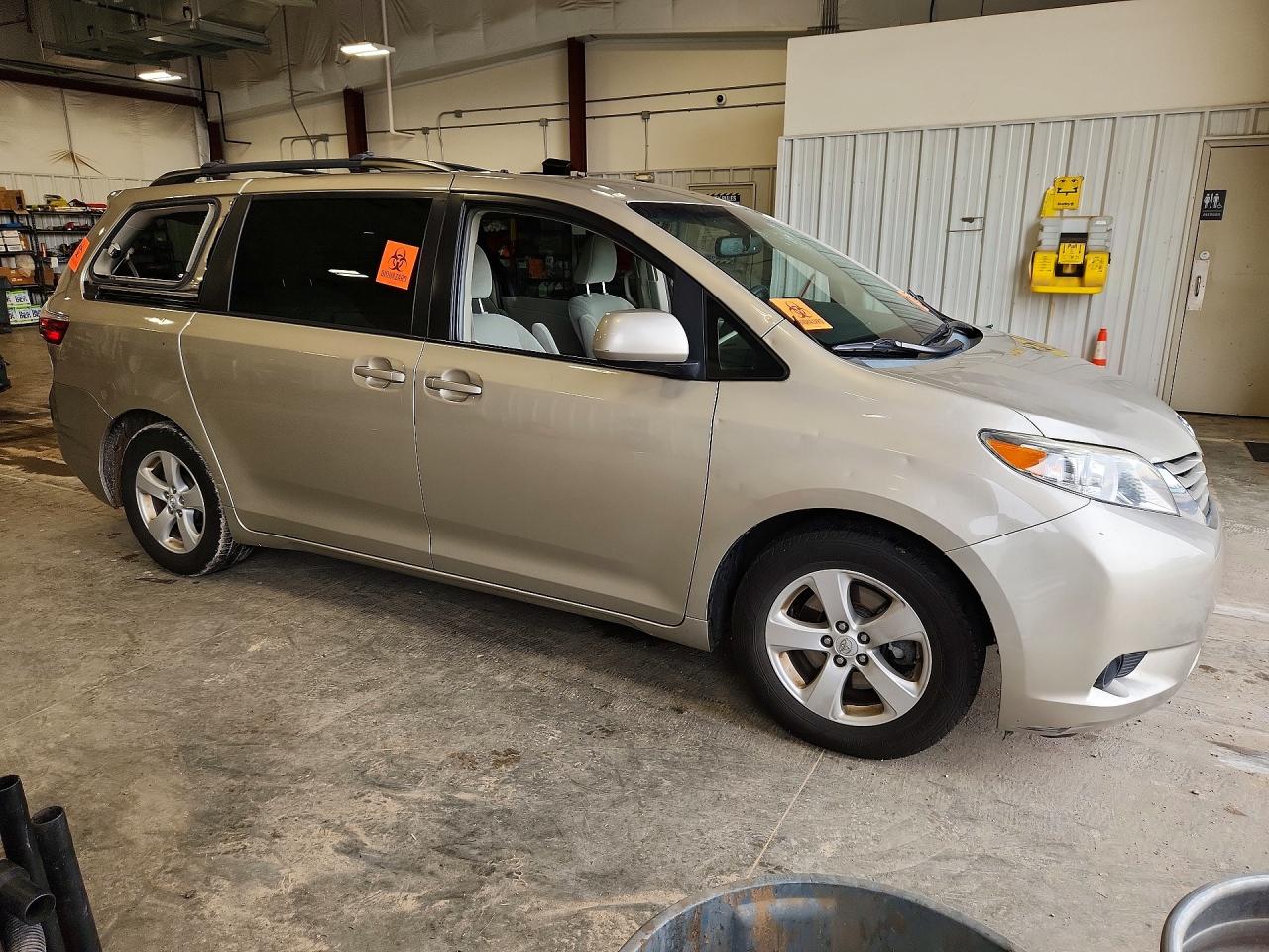 2016 TOYOTA SIENNA LE photo 10