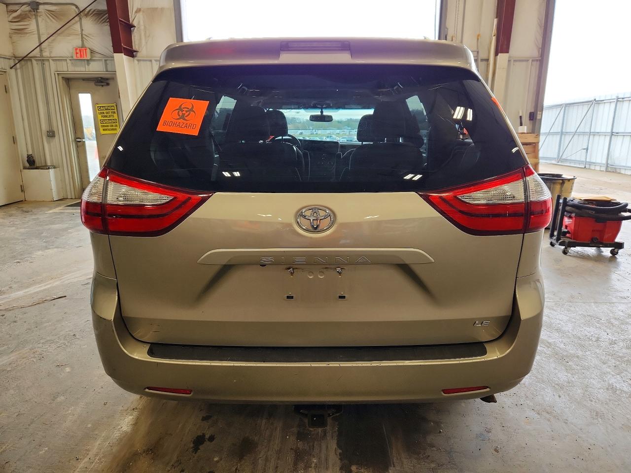 2016 TOYOTA SIENNA LE photo 16