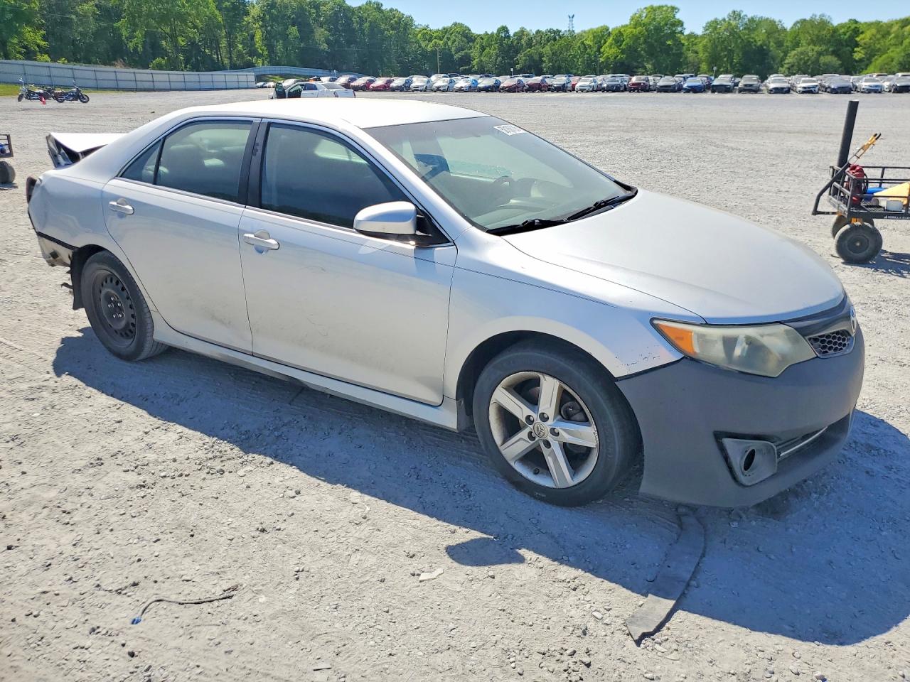 2014 TOYOTA CAMRY SE photo 4