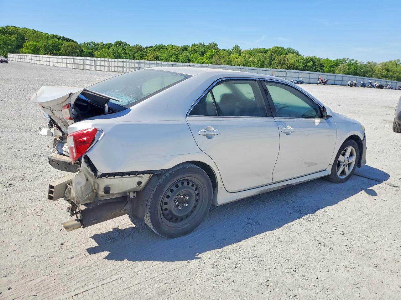 2014 TOYOTA CAMRY SE photo 3
