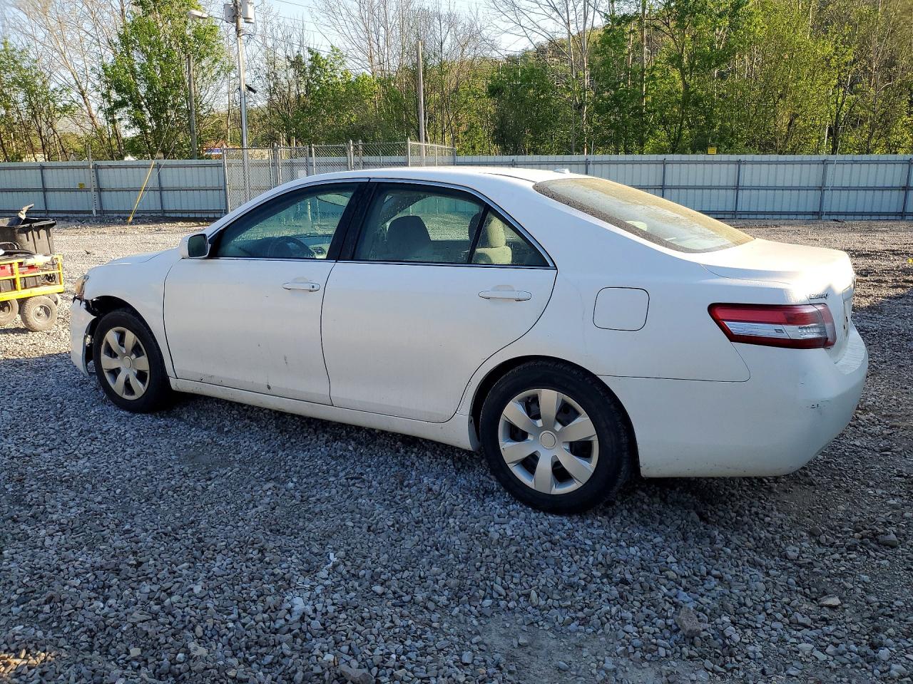2011 TOYOTA CAMRY LE photo 4