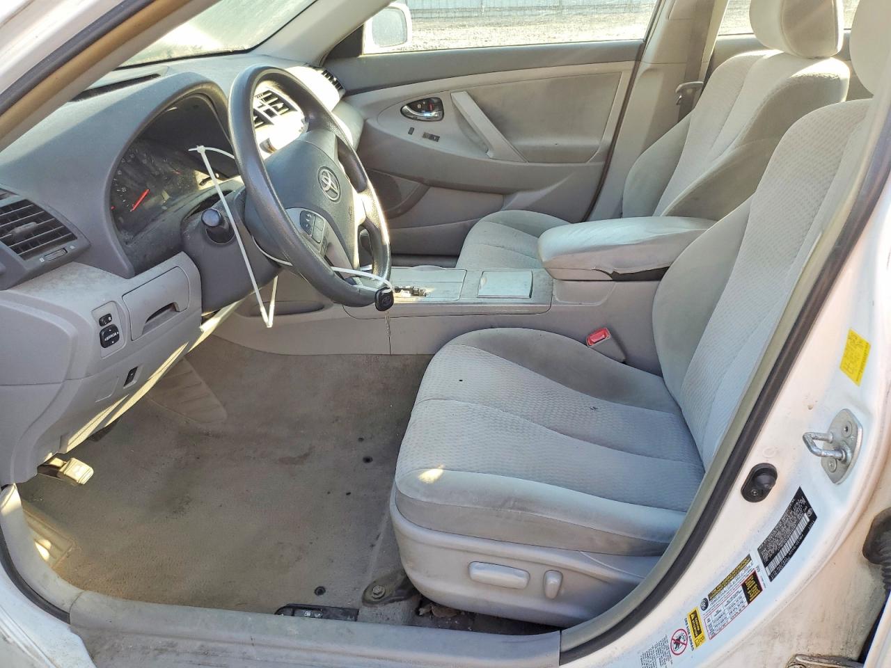 2011 TOYOTA CAMRY LE photo 19