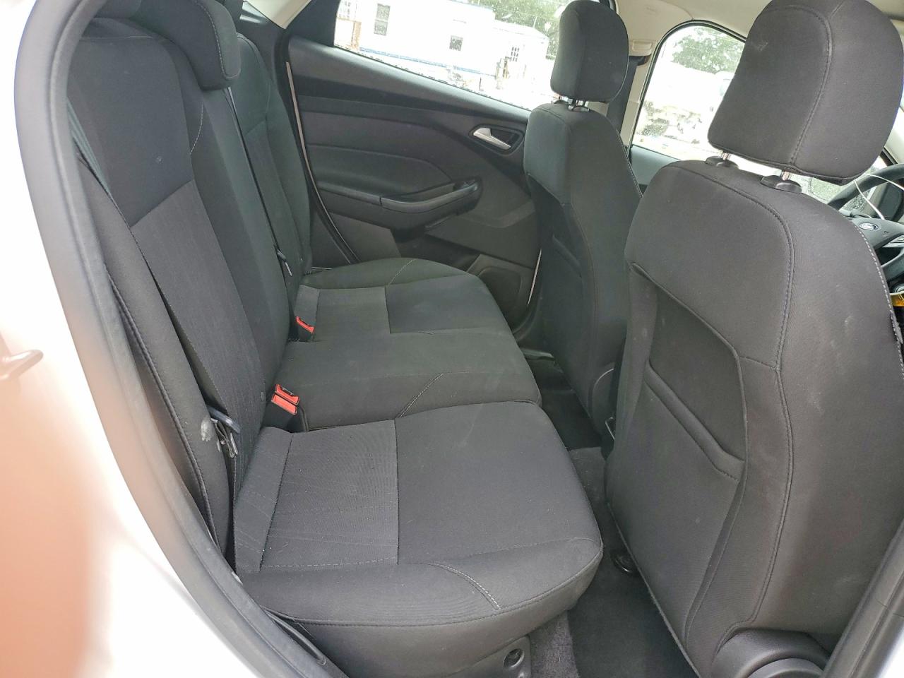 2017 FORD FOCUS SE photo 19