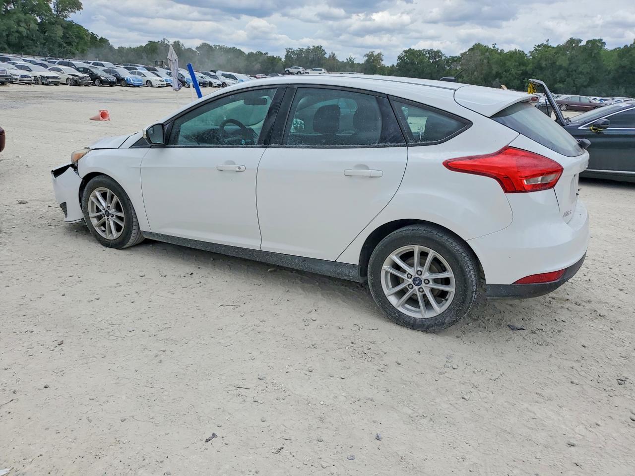 2017 FORD FOCUS SE photo 3