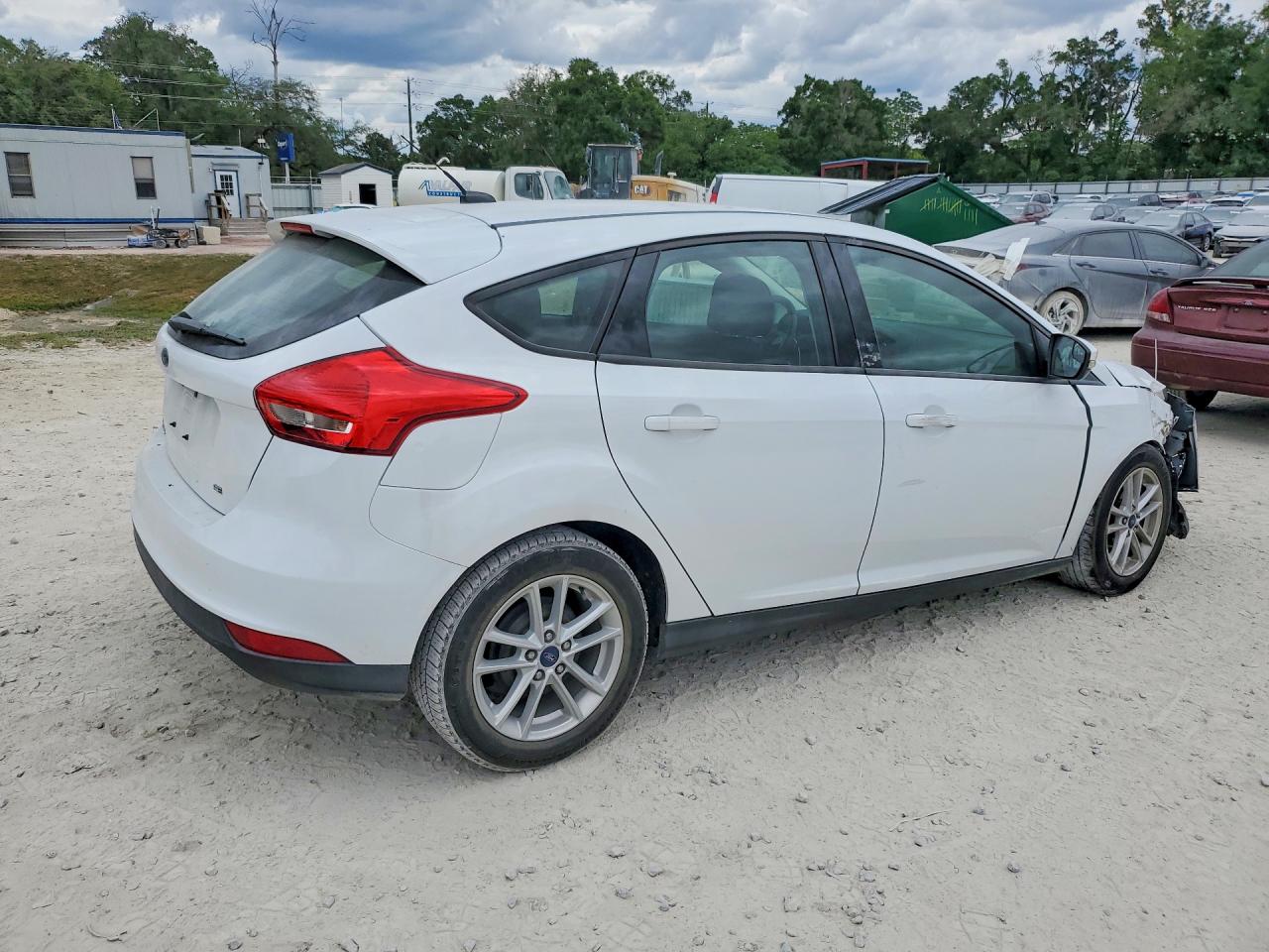 2017 FORD FOCUS SE photo 5