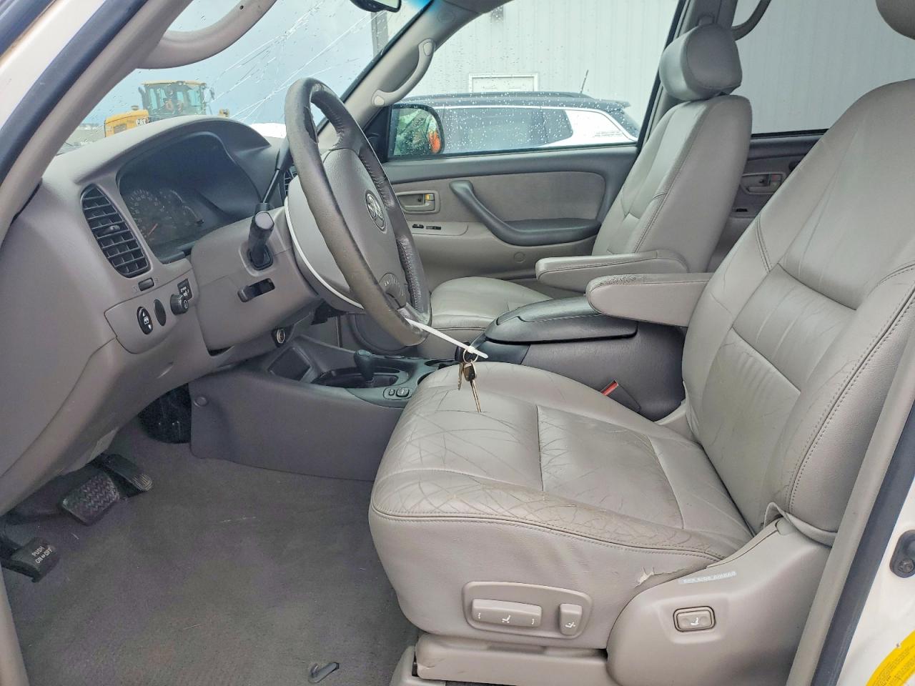2003 TOYOTA SEQUOIA SR5 photo 13