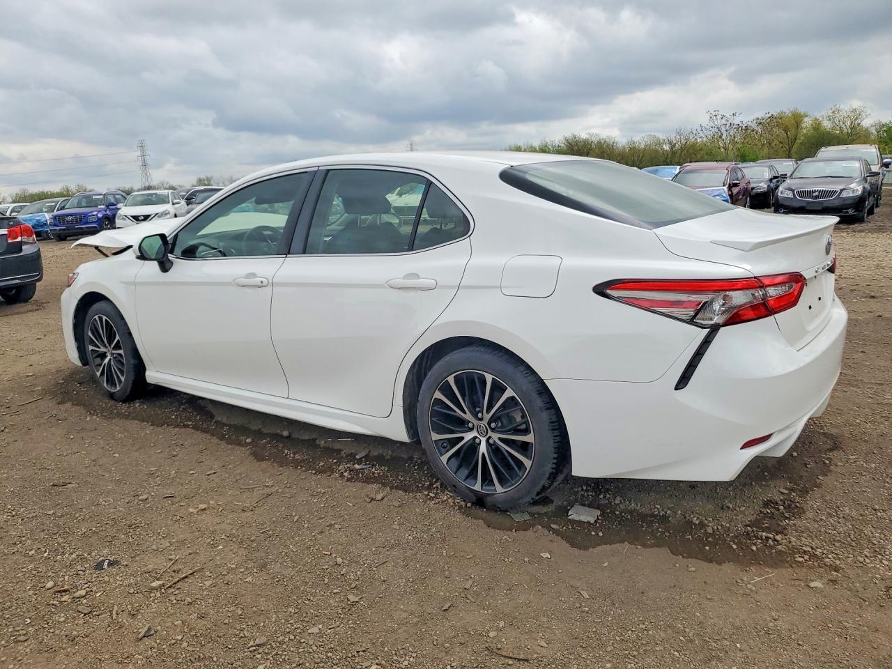 2018 TOYOTA CAMRY SE photo 4
