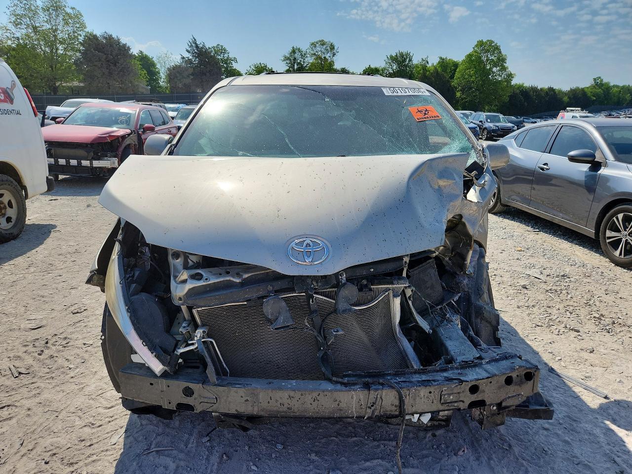 2016 TOYOTA SIENNA LE photo 9