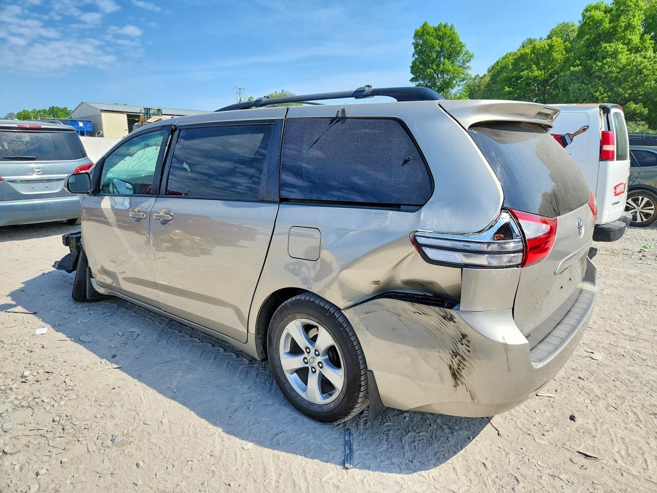 2016 TOYOTA SIENNA LE photo 3