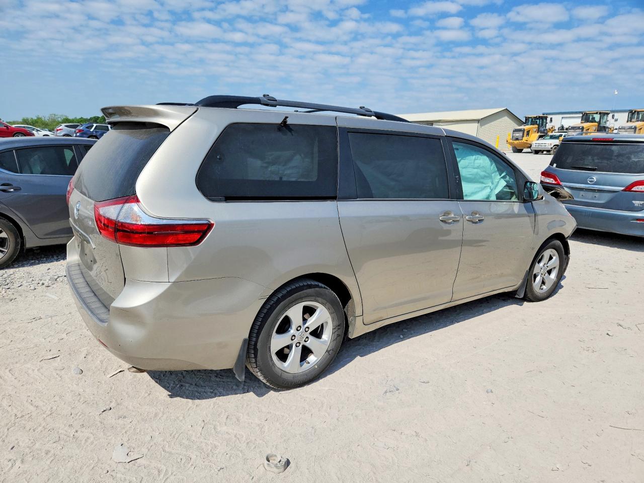2016 TOYOTA SIENNA LE photo 5