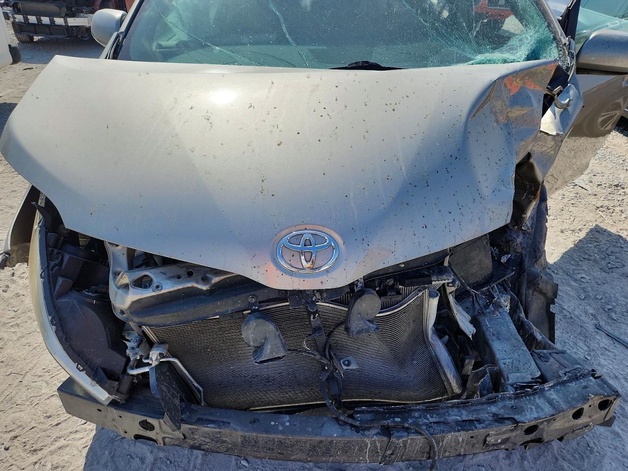2016 TOYOTA SIENNA LE photo 23