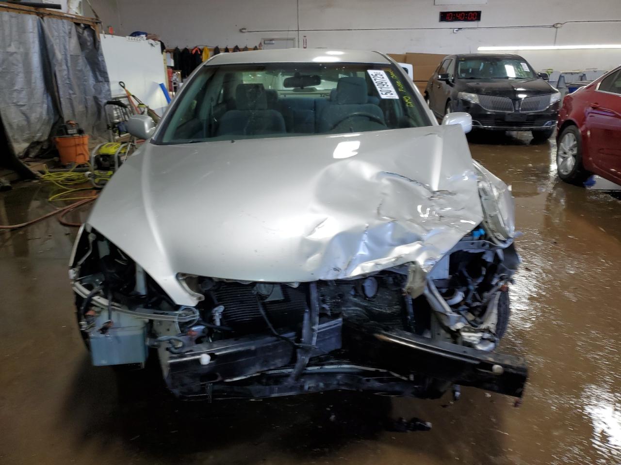 2004 TOYOTA CAMRY LE photo 5