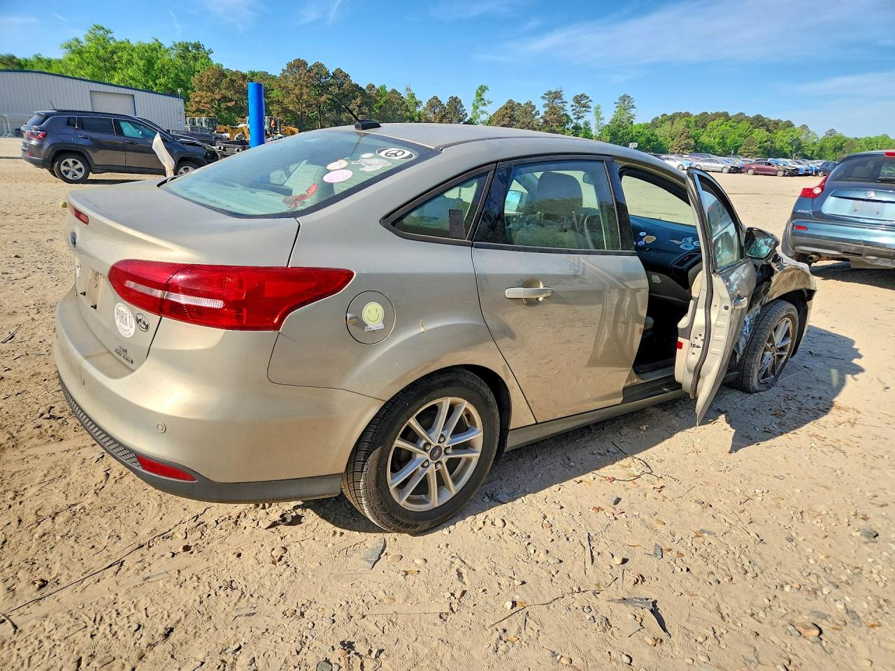 2015 FORD FOCUS SE photo 5