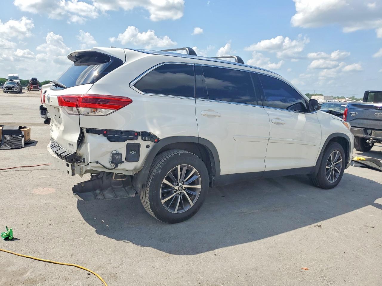 2019 TOYOTA HIGHLANDER XLE photo 5