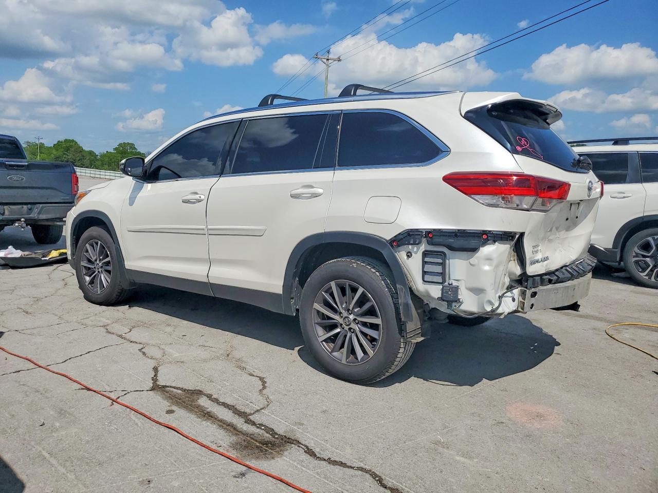 2019 TOYOTA HIGHLANDER XLE photo 3