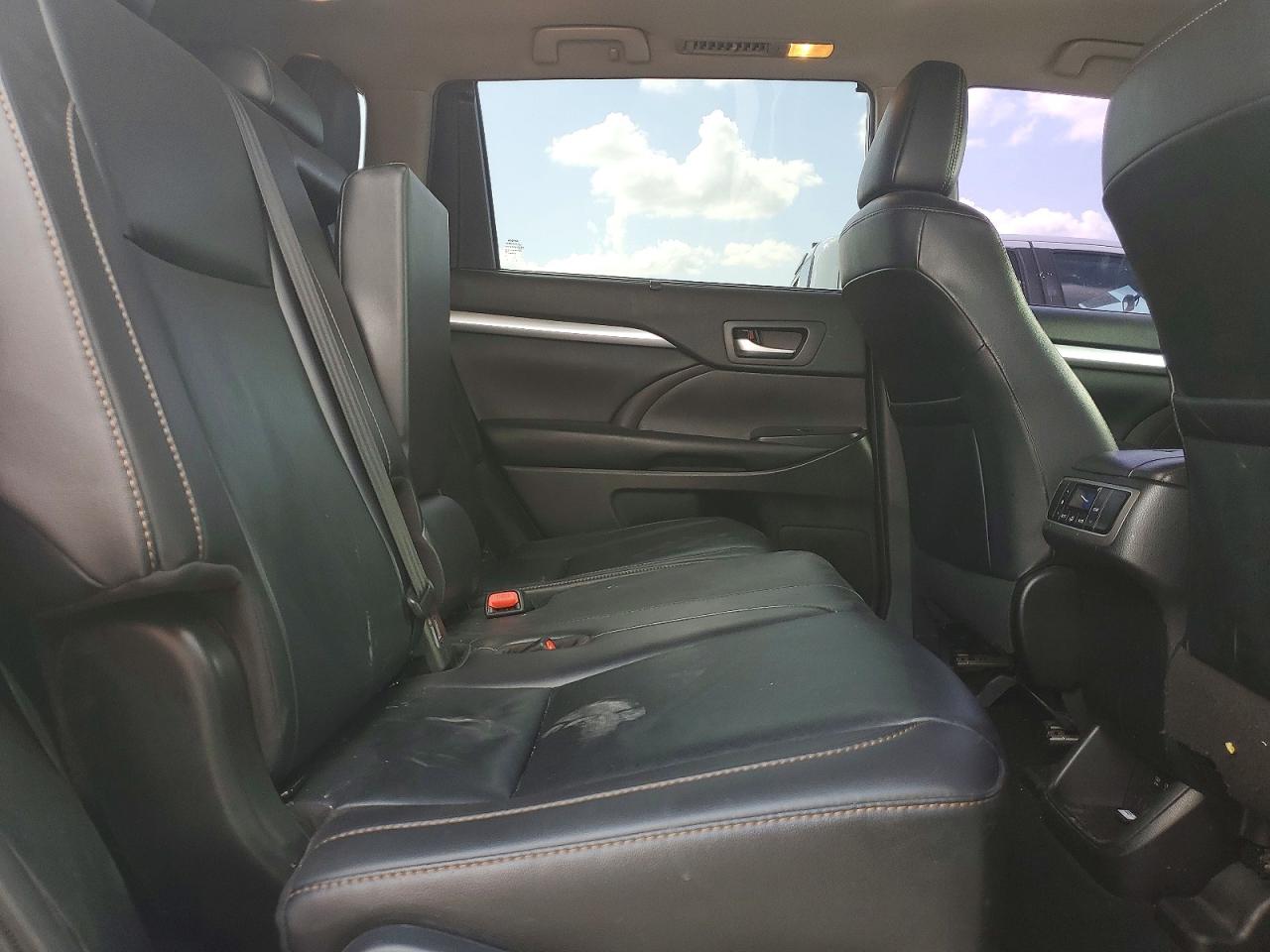 2019 TOYOTA HIGHLANDER XLE photo 21