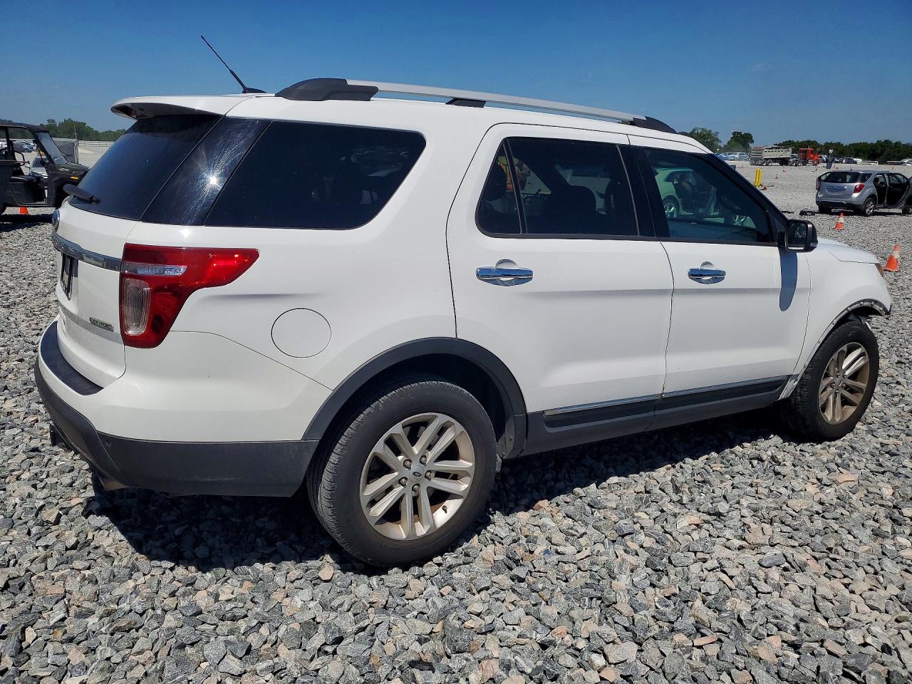 2015 FORD EXPLORER XLT photo 3