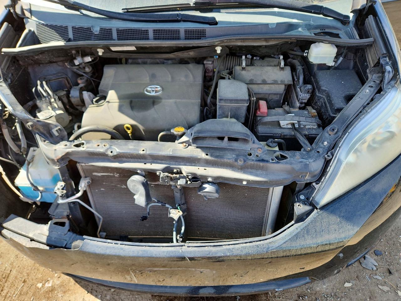 2015 TOYOTA SIENNA LE photo 23