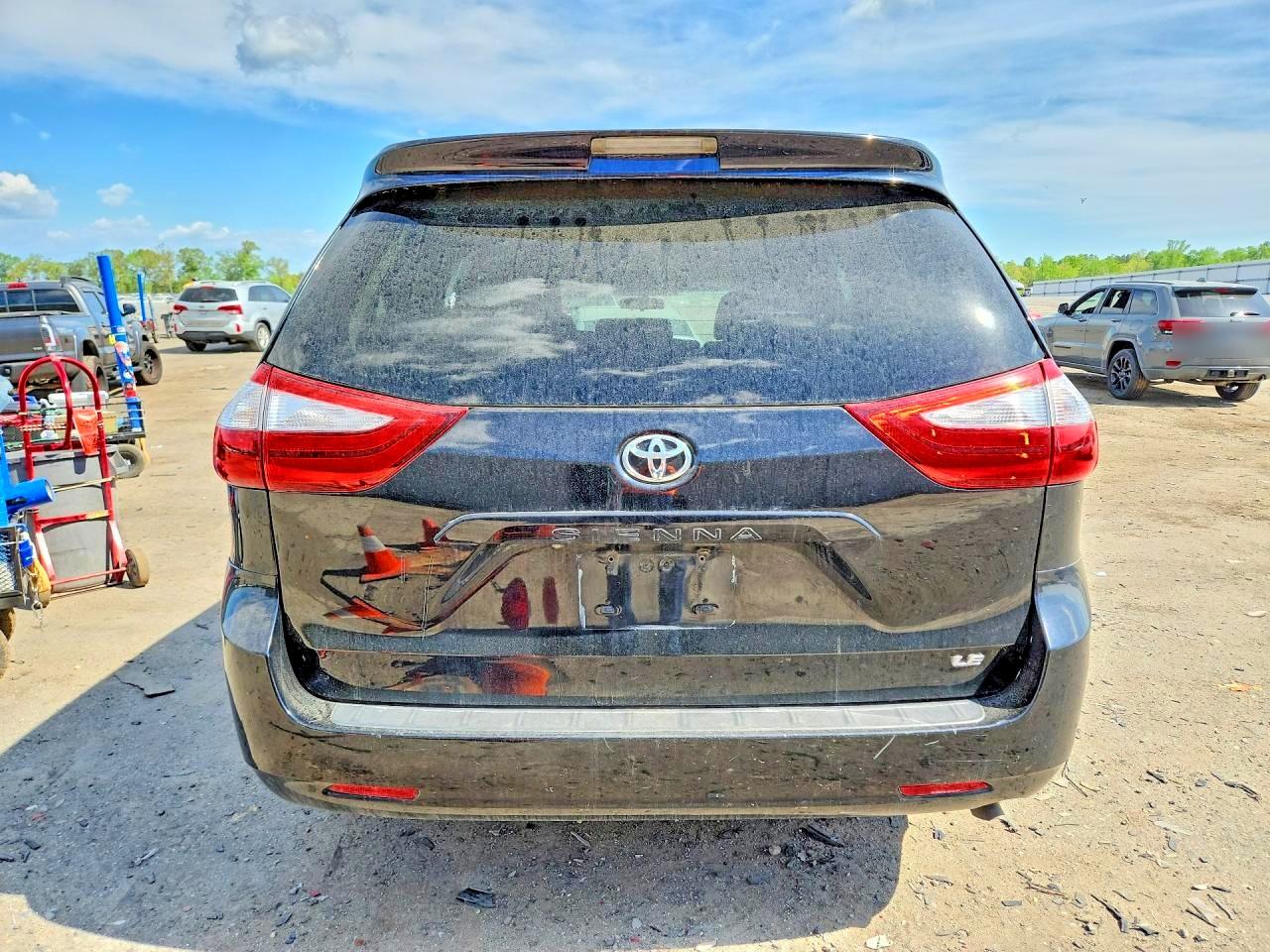 2015 TOYOTA SIENNA LE photo 11