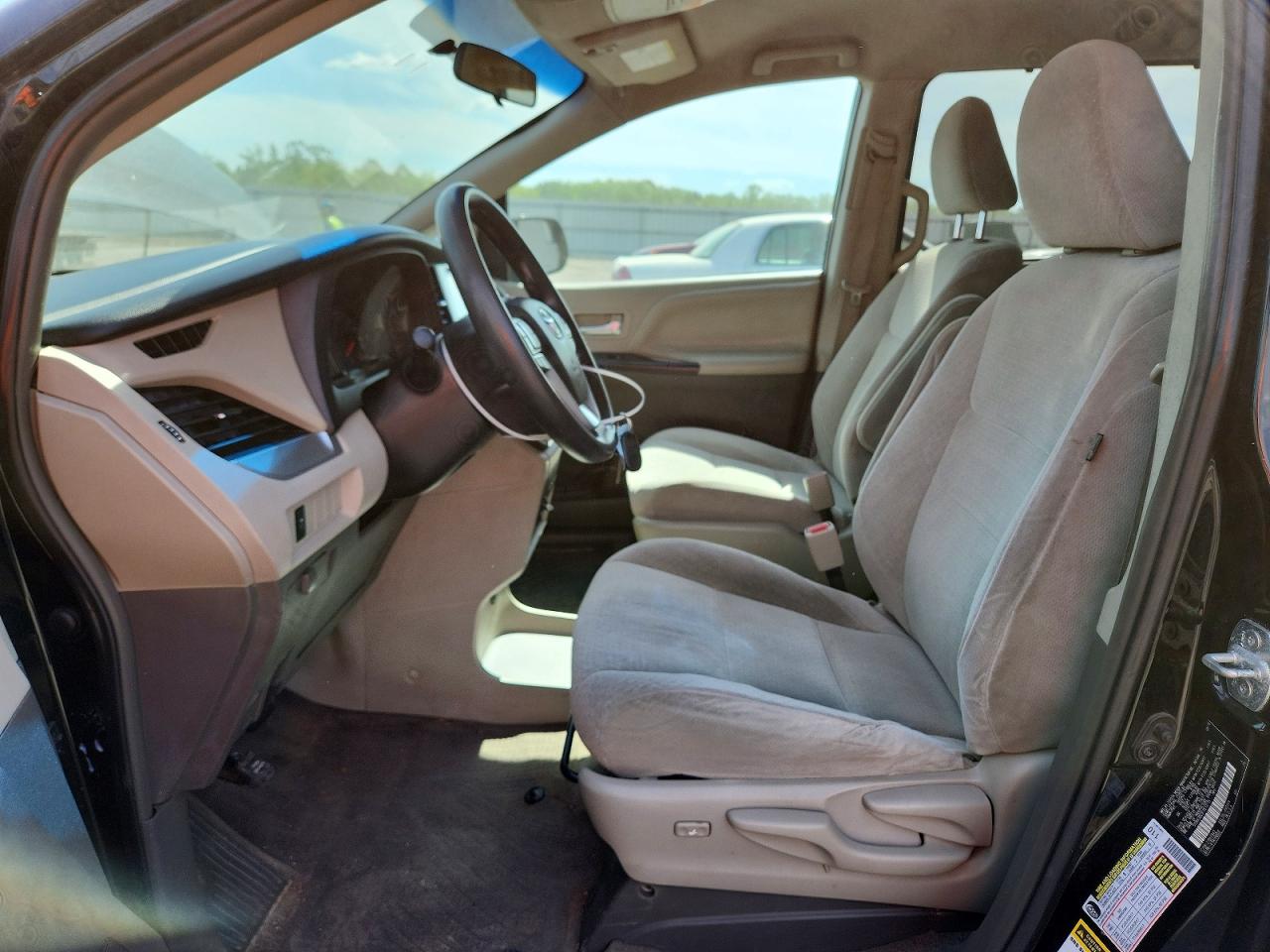 2015 TOYOTA SIENNA LE photo 13