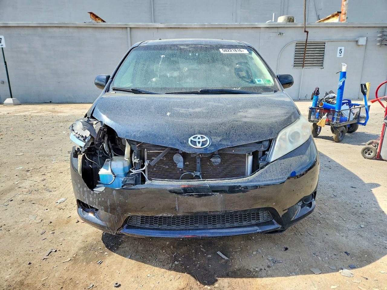 2015 TOYOTA SIENNA LE photo 9