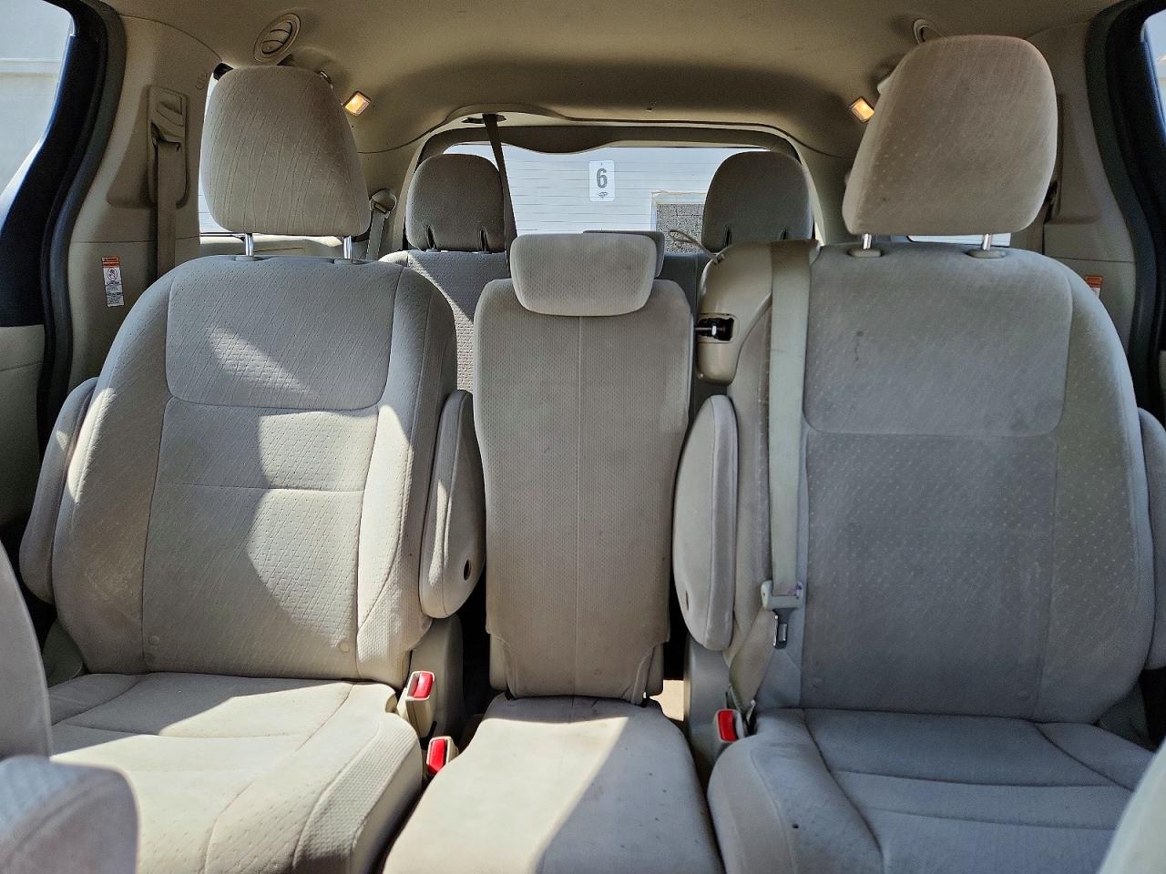 2015 TOYOTA SIENNA LE photo 19